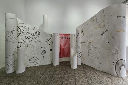 'Es spielt eine Rolle...' Papier Installation zum Thema allgemeine Erkl&auml;rung der Menschenrechte Papier Tusche Acryl 2024 200500 cm.