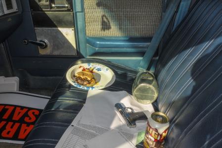 ML Casteel, aus der Serie: American Interiors, Untitled (Gun & Hamburger), Archival Pigment Print, 2014 ML Casteel, aus der Serie: American Interiors, Untitled (Gun & Hamburger), Archival Pigment Print, 2014