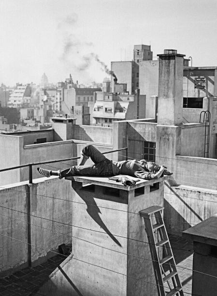 © Annemarie Heinrich, Veraneando en la Ciudad, Übersommern in der Stadt, 1959