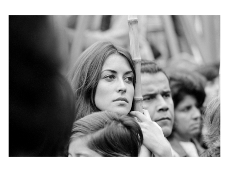 Studentin vor dem Präsidentenpalast La Moneda in Santiago, 01_05_1973, Armindo Cardoso